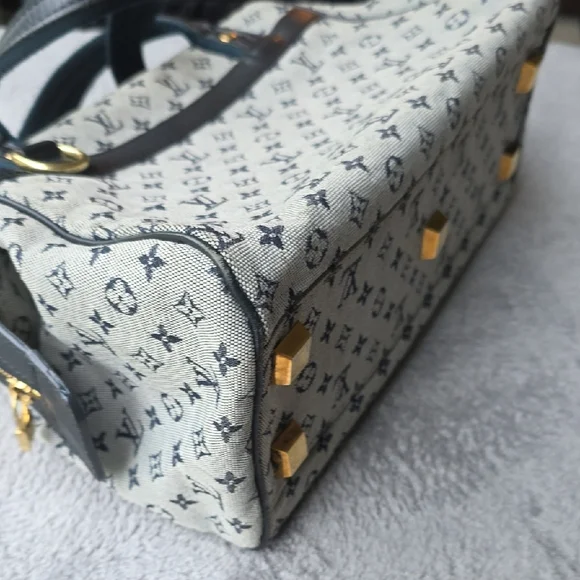 Louis Vuitton Canvas Mongram Hand Bag - Picture 7 of 14